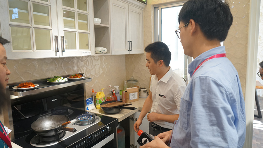 阿里巴巴集團(tuán)廚房大家電負(fù)責(zé)人子謖一行到訪佳歌集團(tuán) &nbsp;參觀智慧工廠