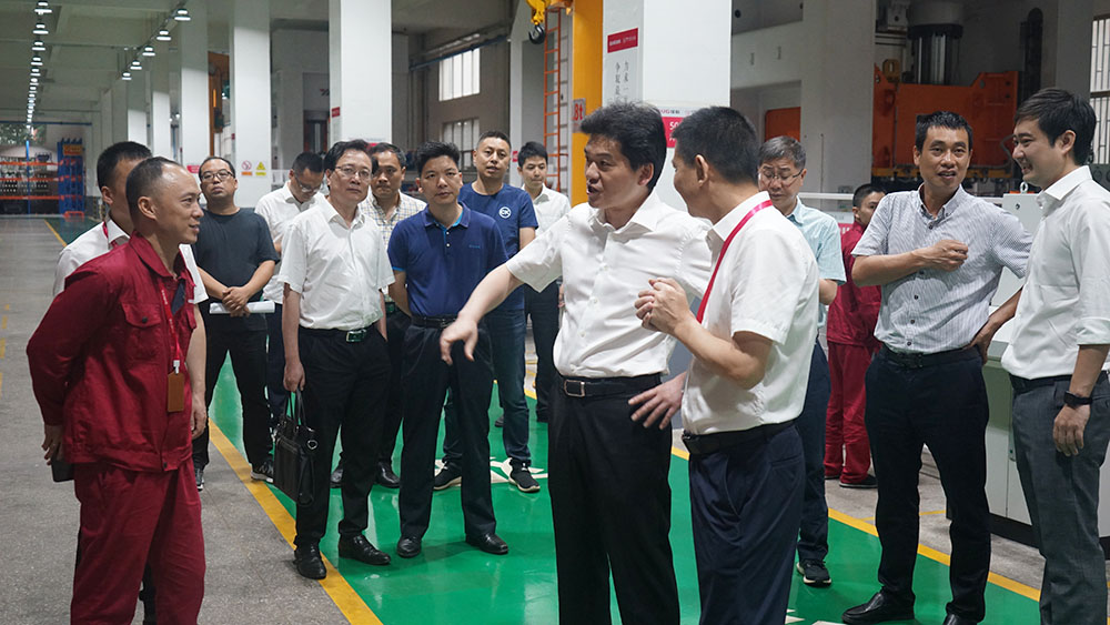 【頭條】嵊州市市長嚴鋼蒞臨佳歌集成灶視察和指導