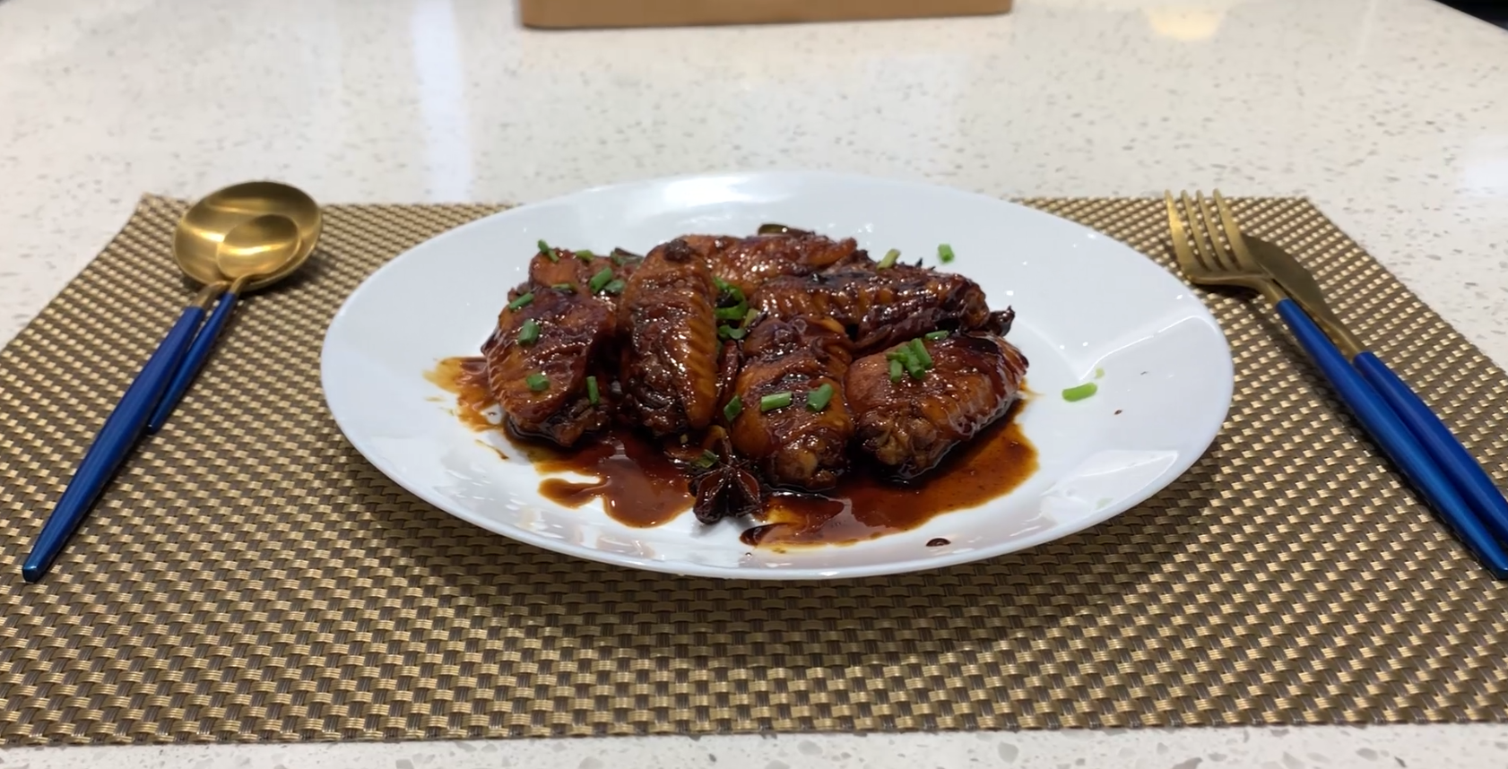 【佳歌廚房】全家都愛吃的可樂雞翅，你學(xué)會了嗎？