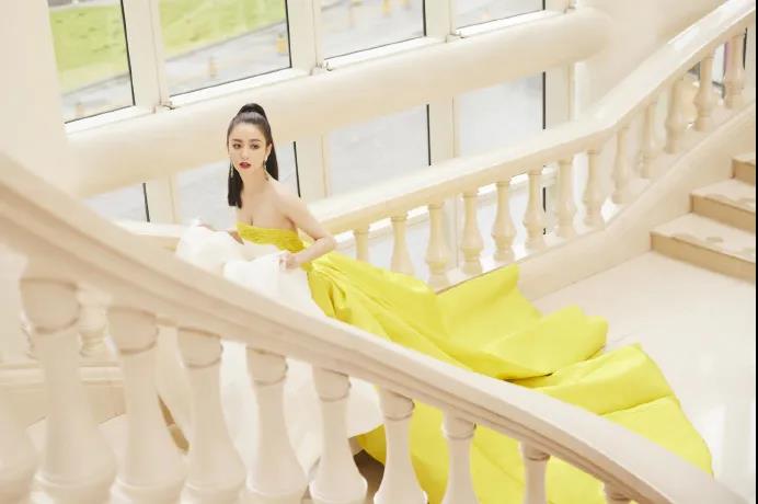 佳歌品牌代言人佟麗婭榮獲“微博年度之星”！