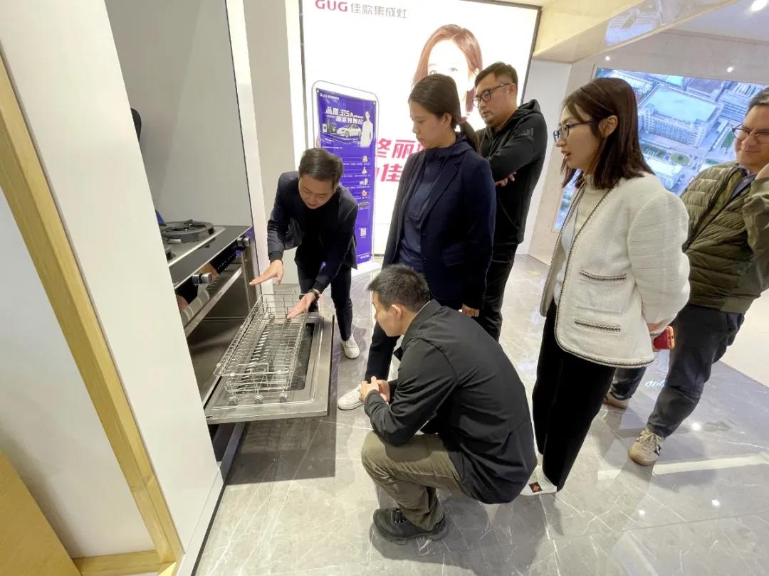 紹興市留學(xué)生聯(lián)誼會一行蒞臨佳歌集成灶參觀指導(dǎo)！