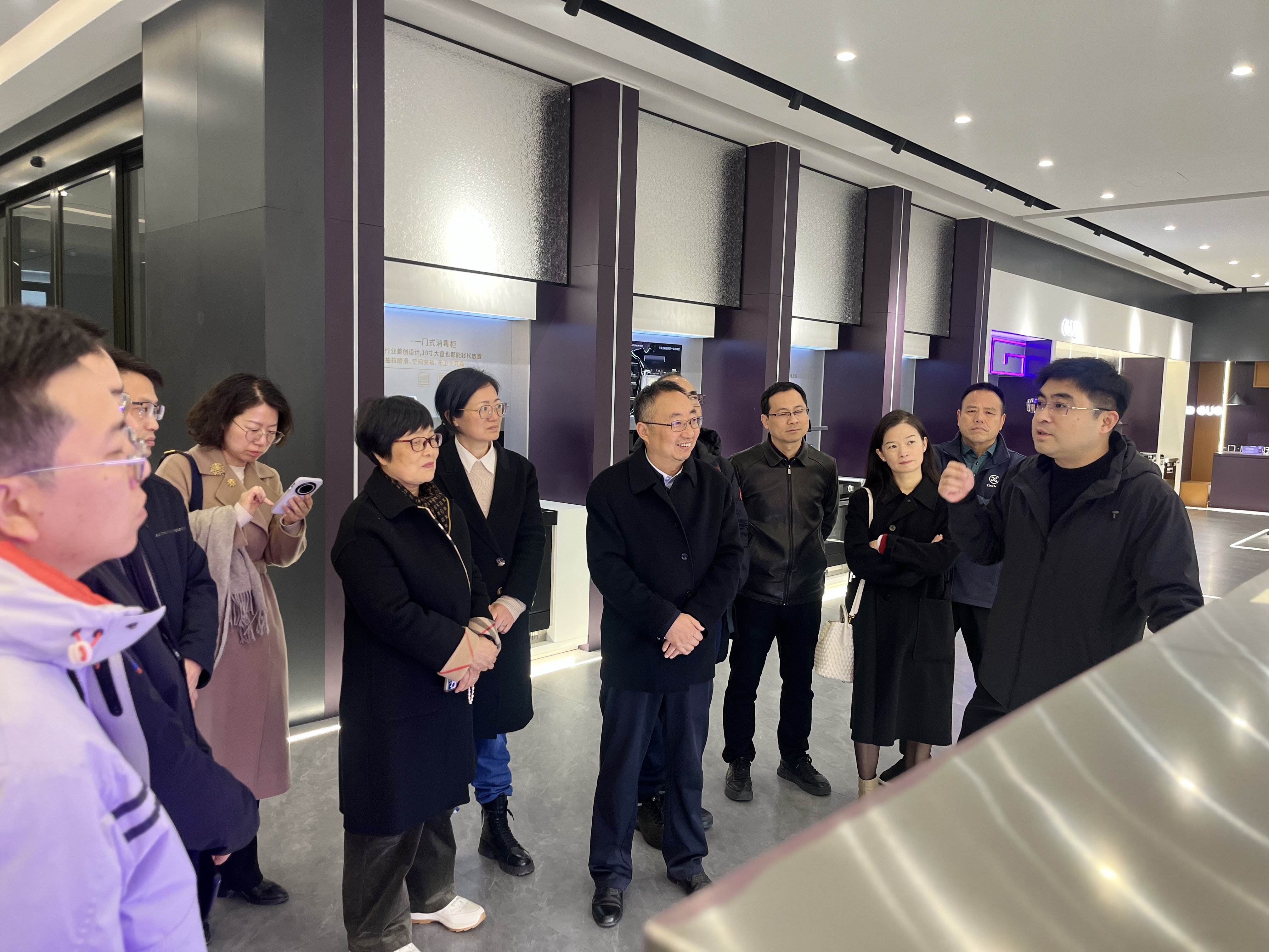 嵊州、新昌兩地政協(xié)副主席、民建主委等領(lǐng)導(dǎo)一行蒞臨佳歌集成灶參觀指導(dǎo)